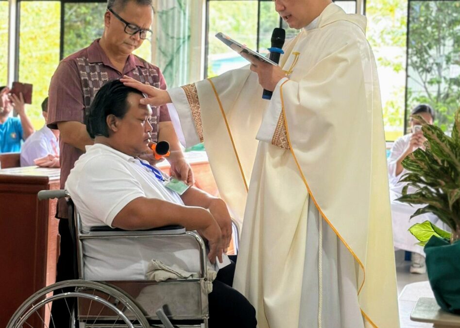 Fr Sylvester Wong menyerahkan Syahadat para Rasul kepada Orang Kurang Upaya (OKU)